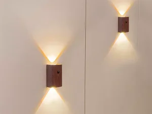 چراغ دیواری سنسور حرکتی قابل شارژ چوبی Auraglow Wooden Rechargeable Motion Sensor Wall Light TAIGA